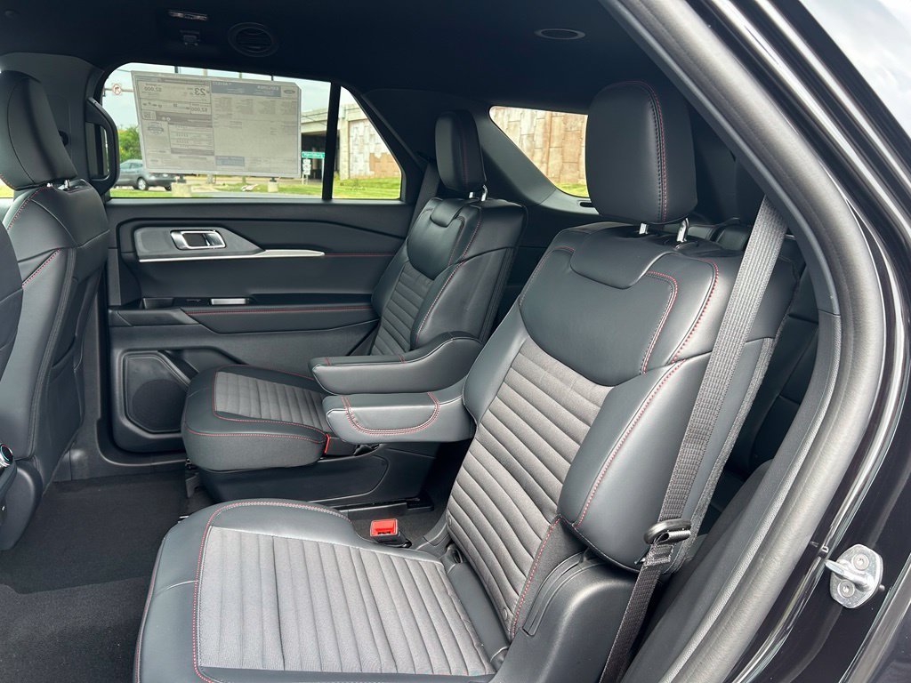 New 2027 Agate Black Metallic Ford ST-Line image 22