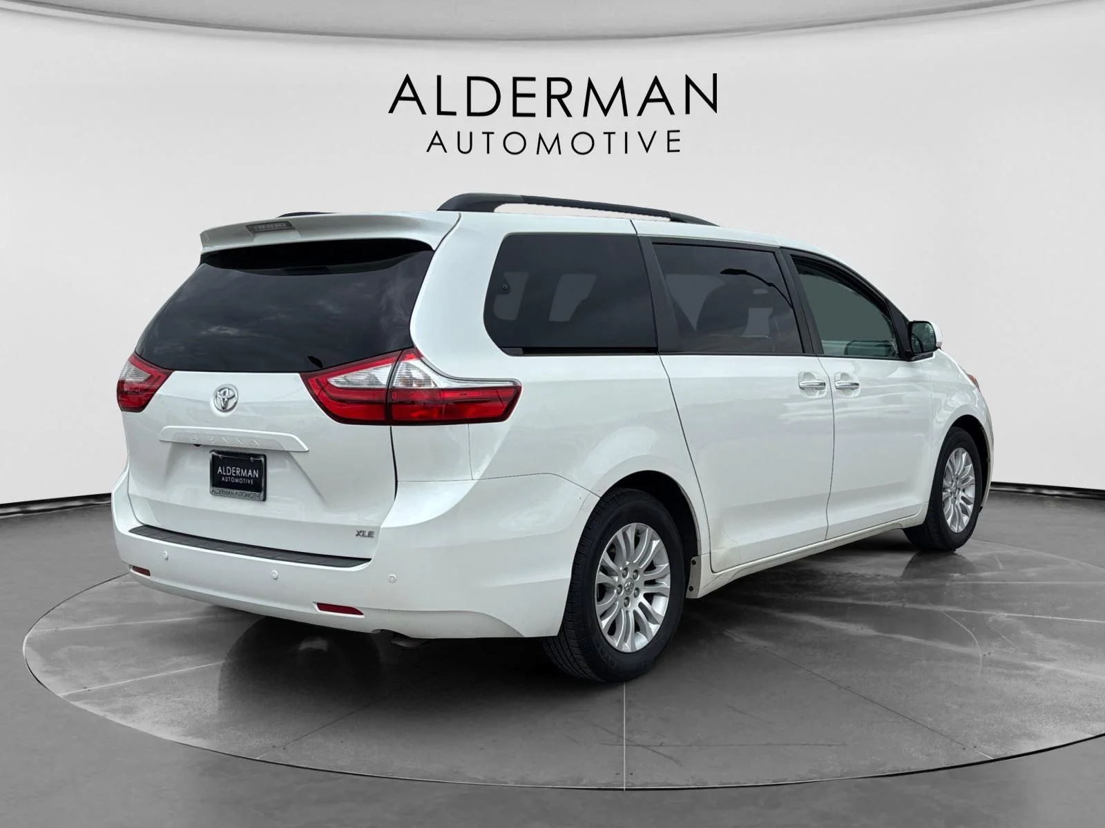 Used 2016 Blizzard Pearl Toyota XLE Premium 8-Passenger image 5