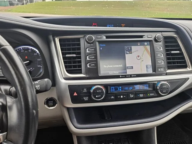Used 2019  Toyota SE image 17