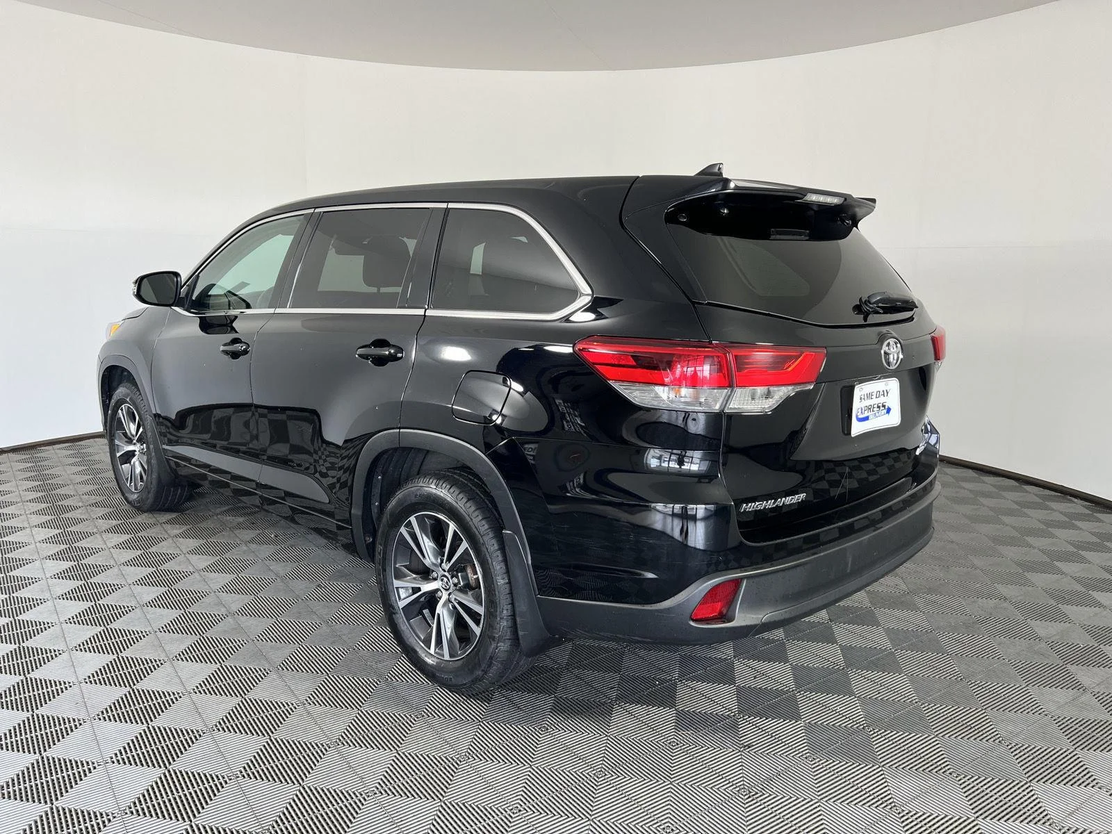 Used 2018 Bk Toyota LE image 28