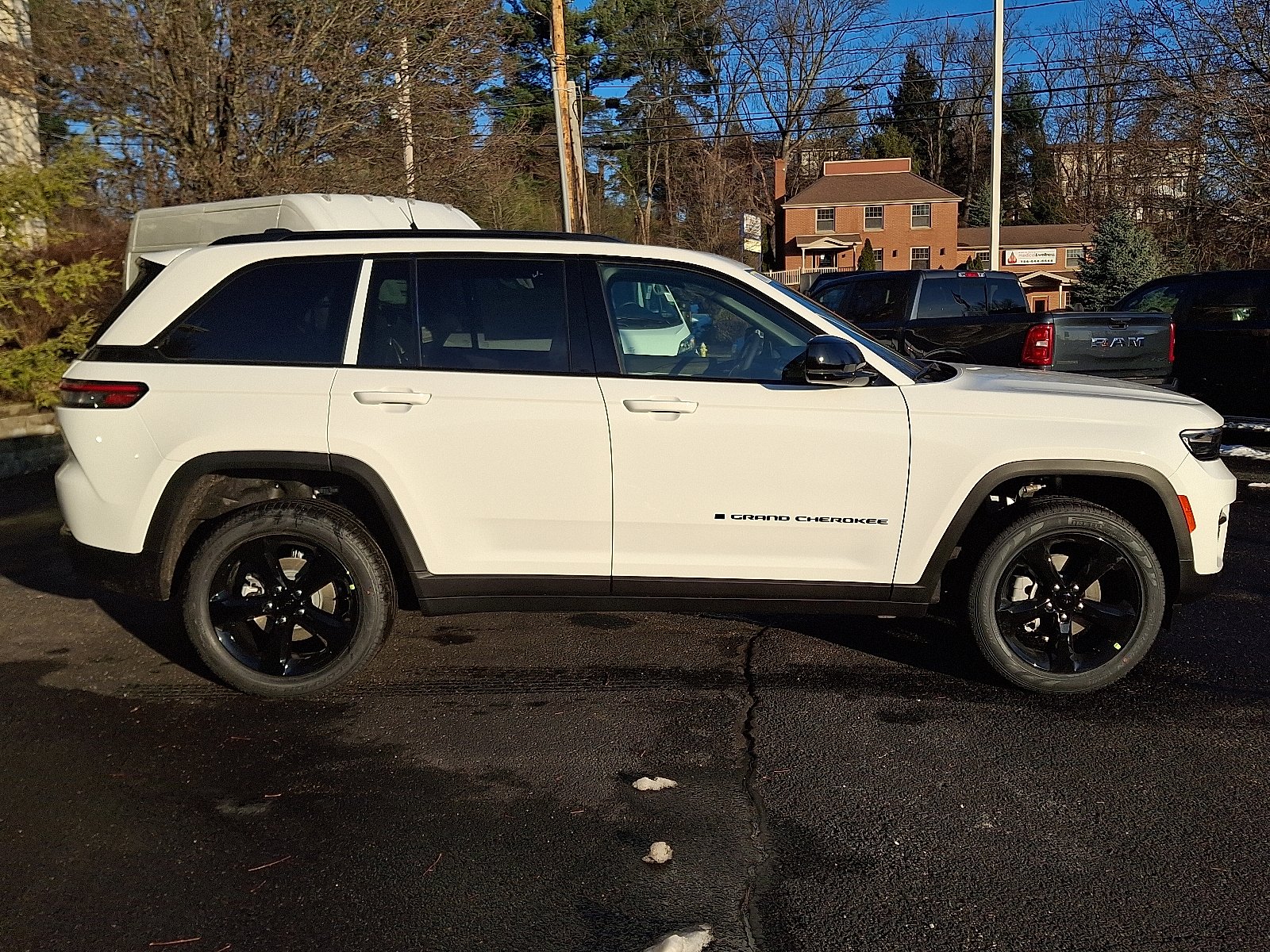 New 2025 Bright White Clear-Coat Exterior Paint Jeep Limited 4x4 image 7