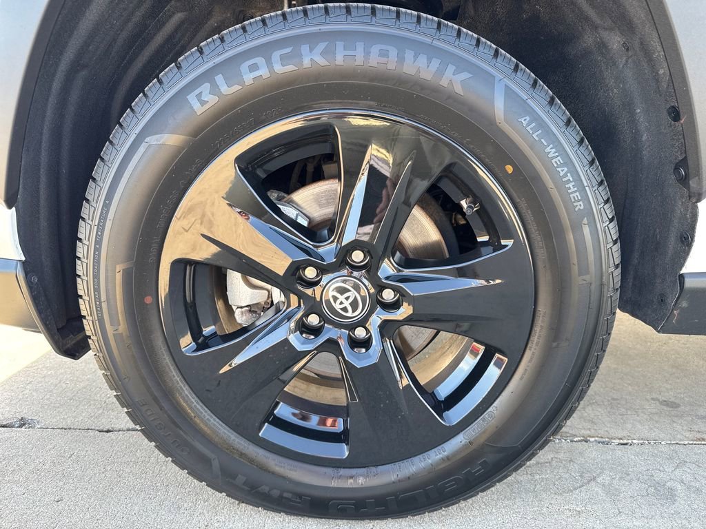 2025 Toyota RAV4 XLE - Photo 11