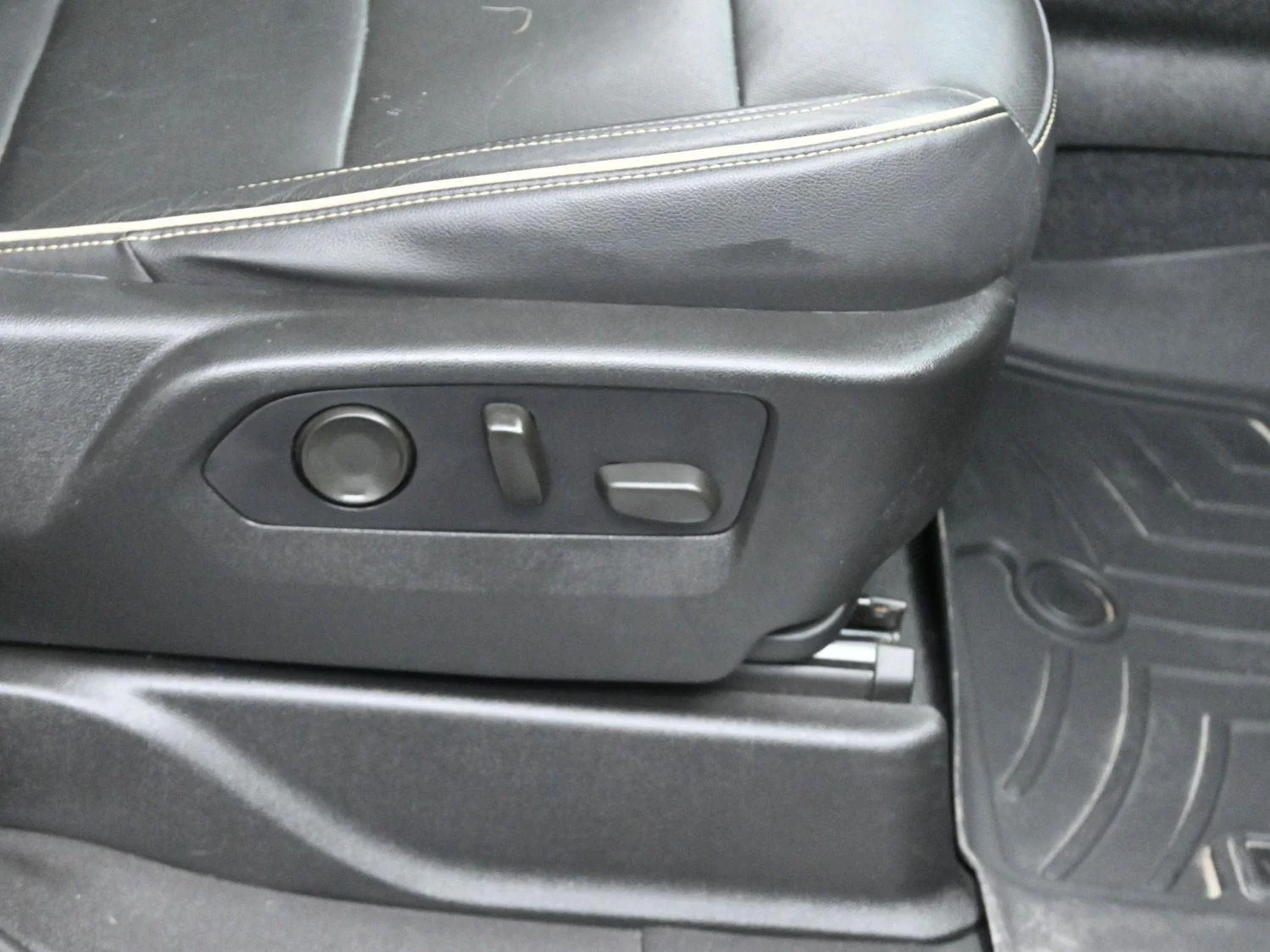 Used 2021 Black Chevrolet Premier image 37