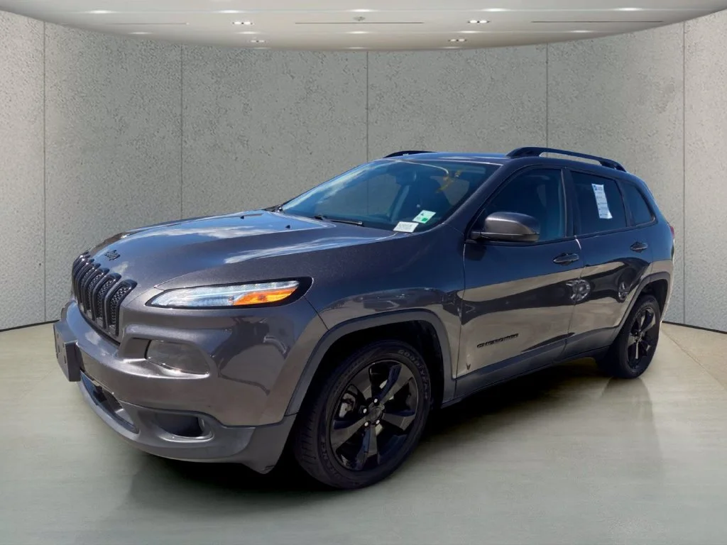 Used 2018 Gray Jeep Latitude image 9