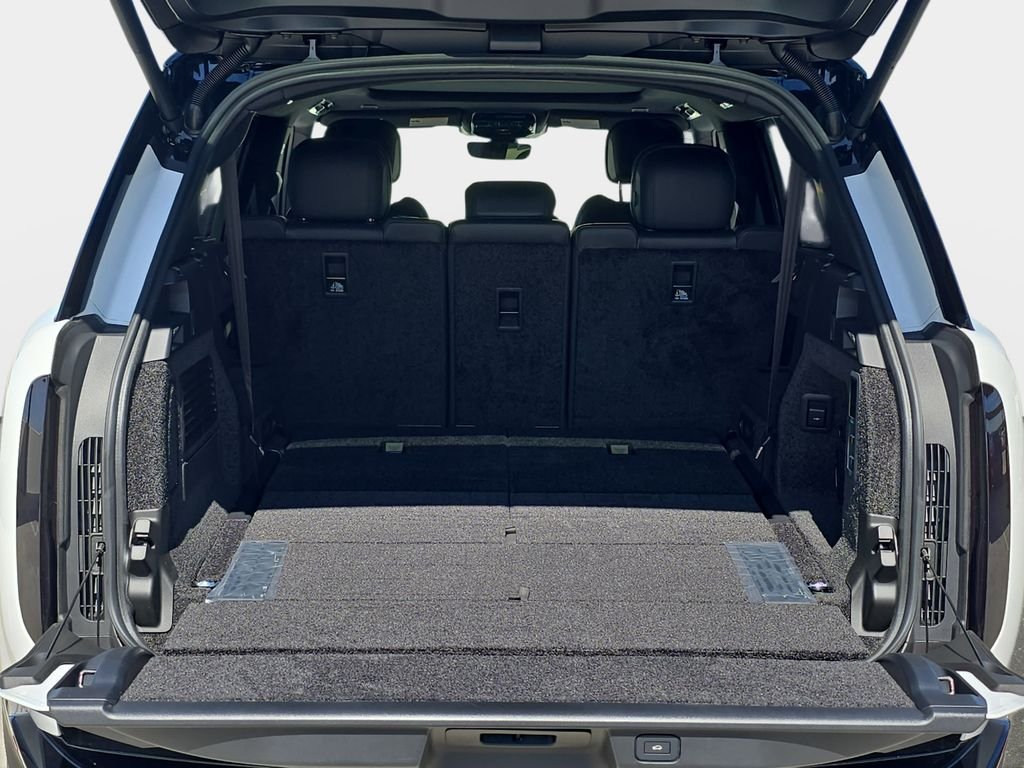 New 2026 Ostuni Pearl White LAND ROVER SE LWB 7-Seats / V8 image 13