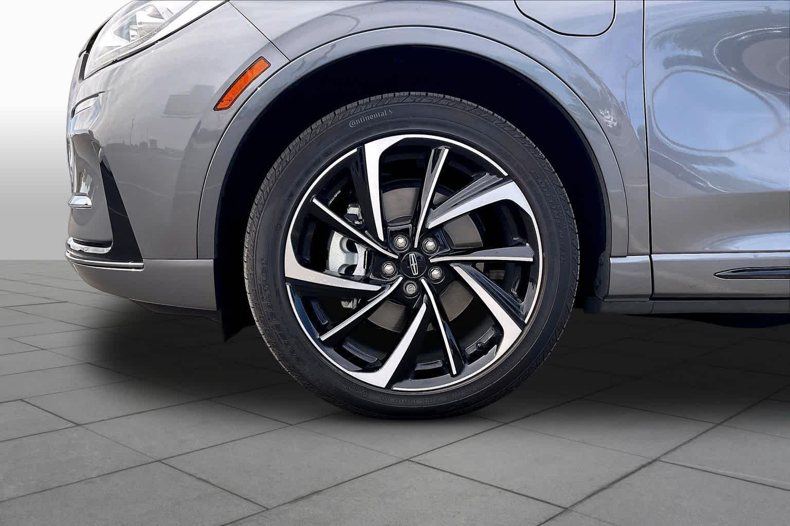 Used 2024 Asher Gray Metallic Clearcoat Lincoln Grand Touring image 10