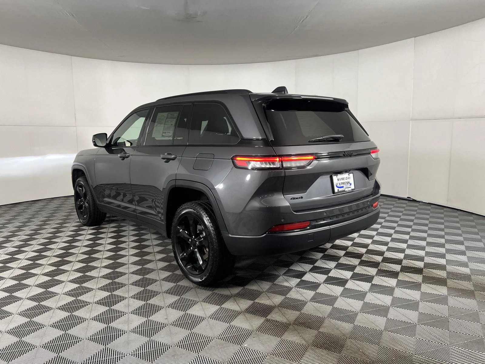 Used 2024 Baltic Gray Metallic Clearcoat Jeep Altitude image 7