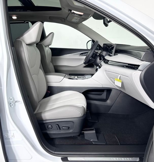Certified Used 2026 White INFINITI LUXE image 28