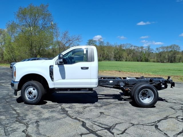 New 2026 Oxford White Ford F-350® XL image 3