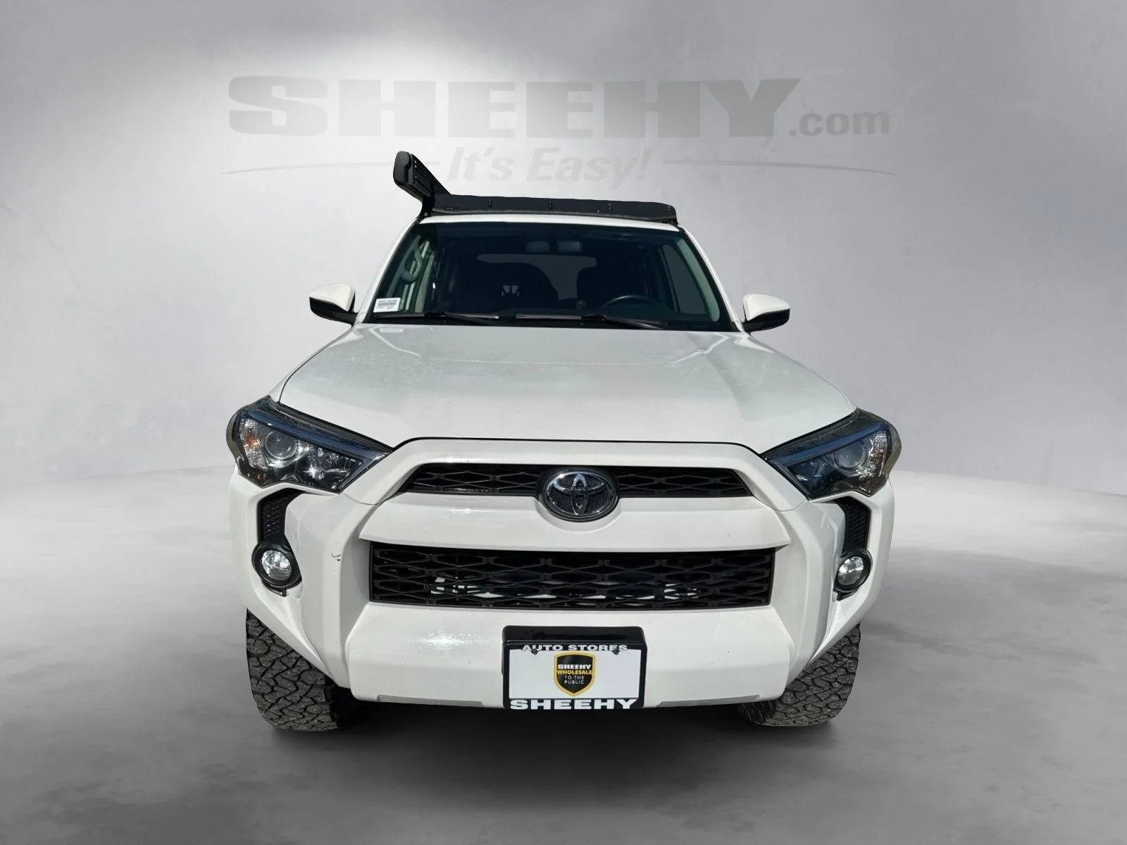 Used 2018 Super White Toyota SR5 image 17