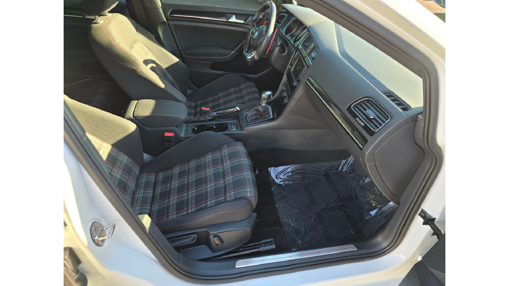 Used 2017  Volkswagen Sport image 37