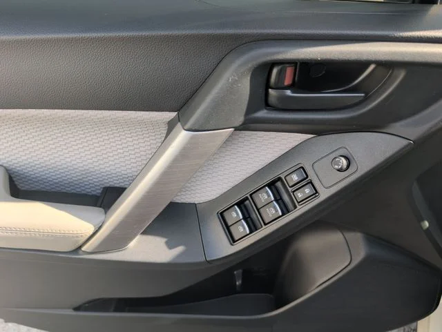 Used 2018 White Subaru 2.5i image 23
