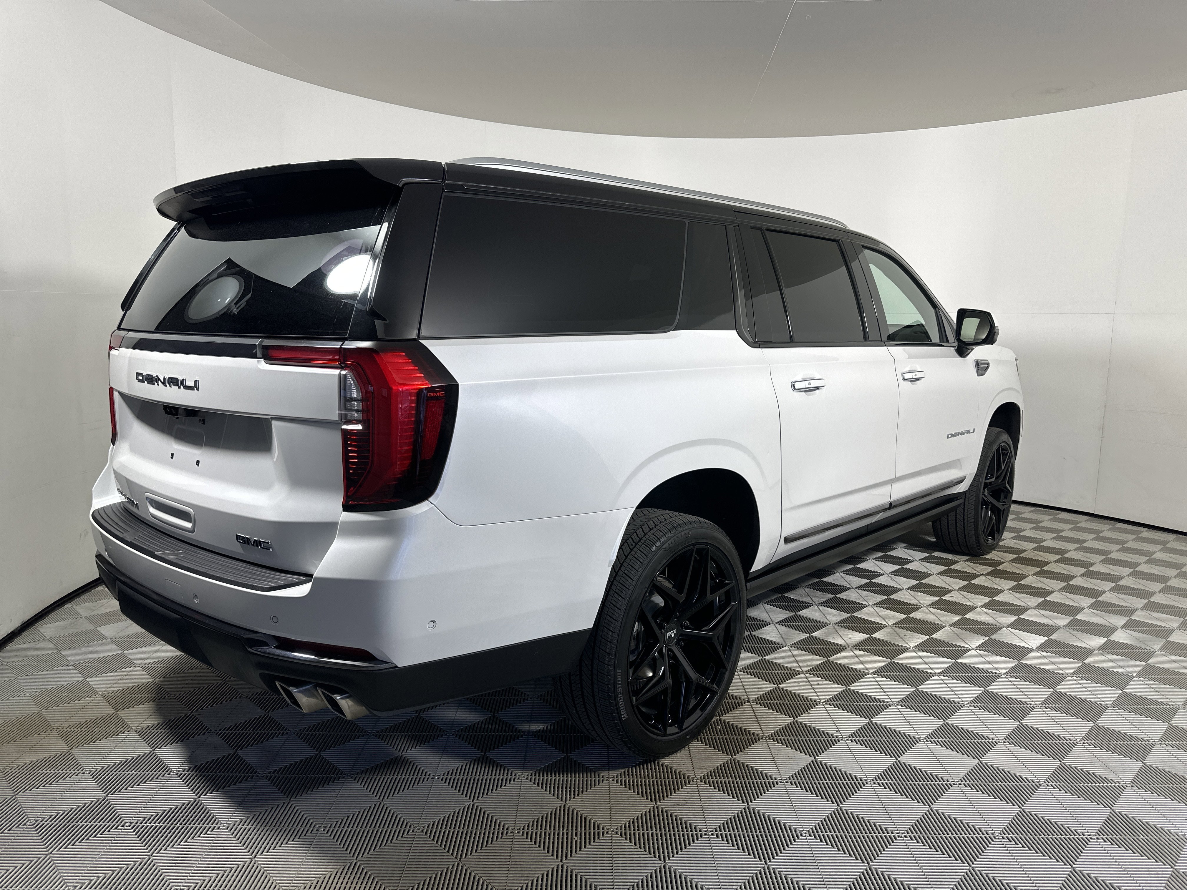 Used 2025 White Frost Tricoat GMC Denali Ultimate image 7