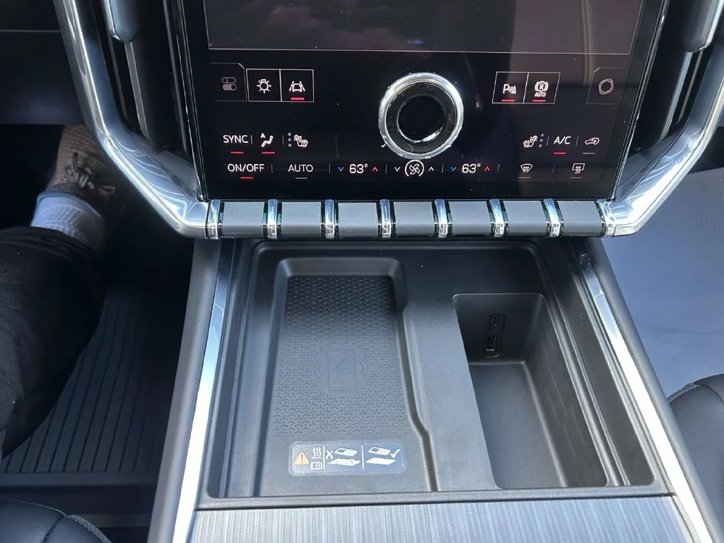 New 2027 Summit White GMC Elevation image 24