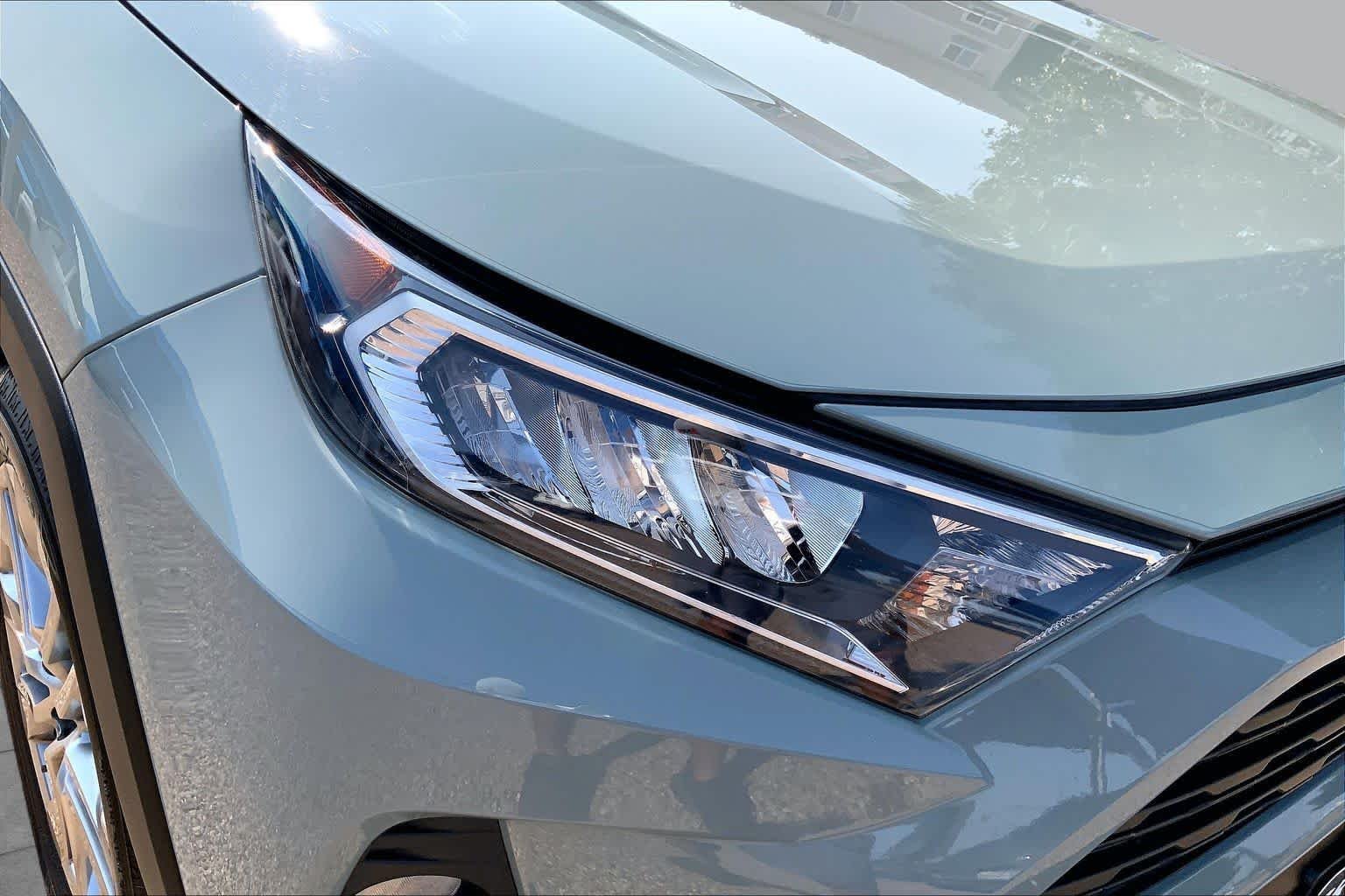 Used 2019 Lunar Rock Toyota XLE Premium image 28