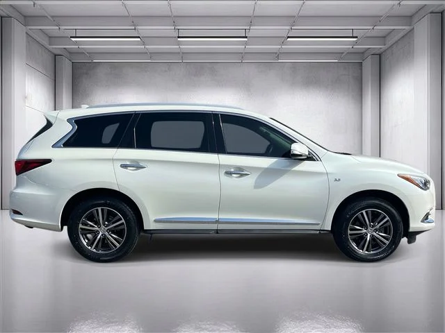 Used 2017 White INFINITI Base image 2