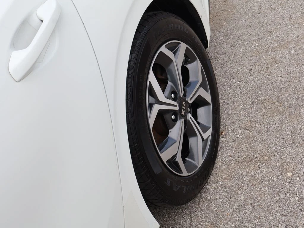 Used 2021 White Kia LXS image 34