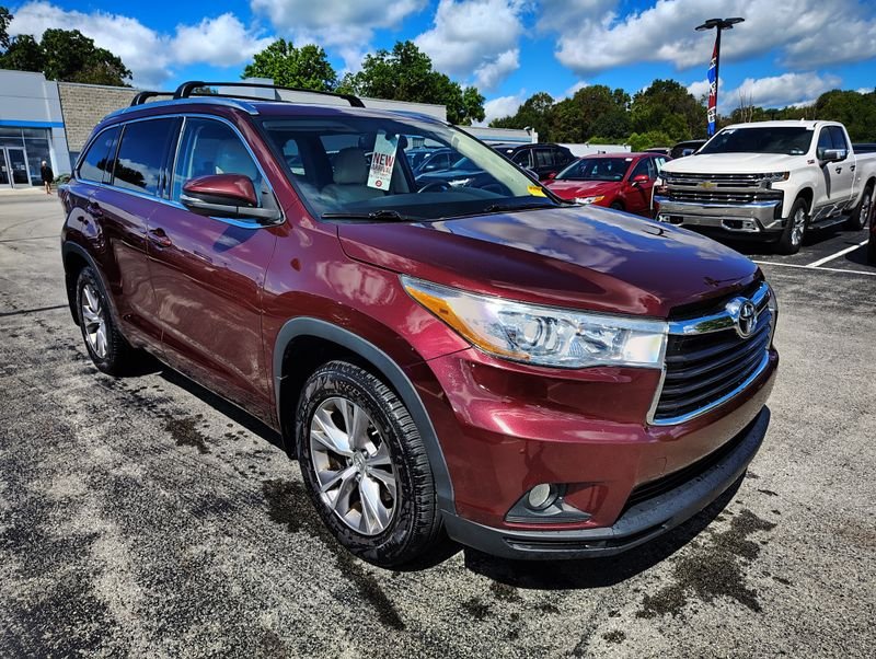 Used 2015 Red Toyota XLE V6 image 3