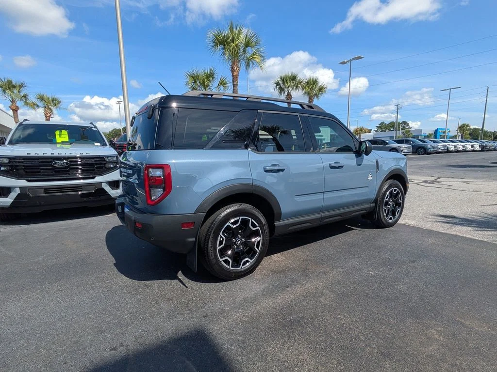Used 2025 Azure Gray Metallic Ford Outer Banks image 4