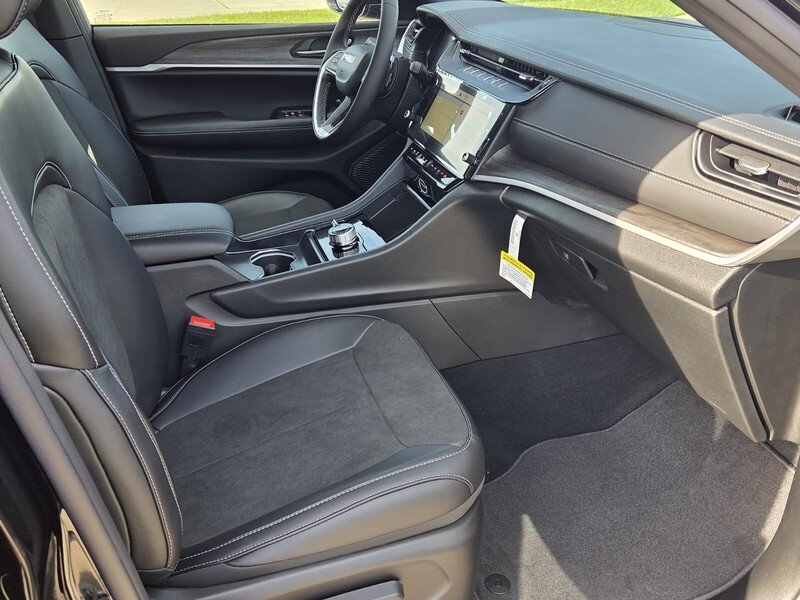 New 2026 Diamond Black Crystal Pearl-Coat Exterior Paint Jeep LAREDO ALTITUDE 4X4 image 18
