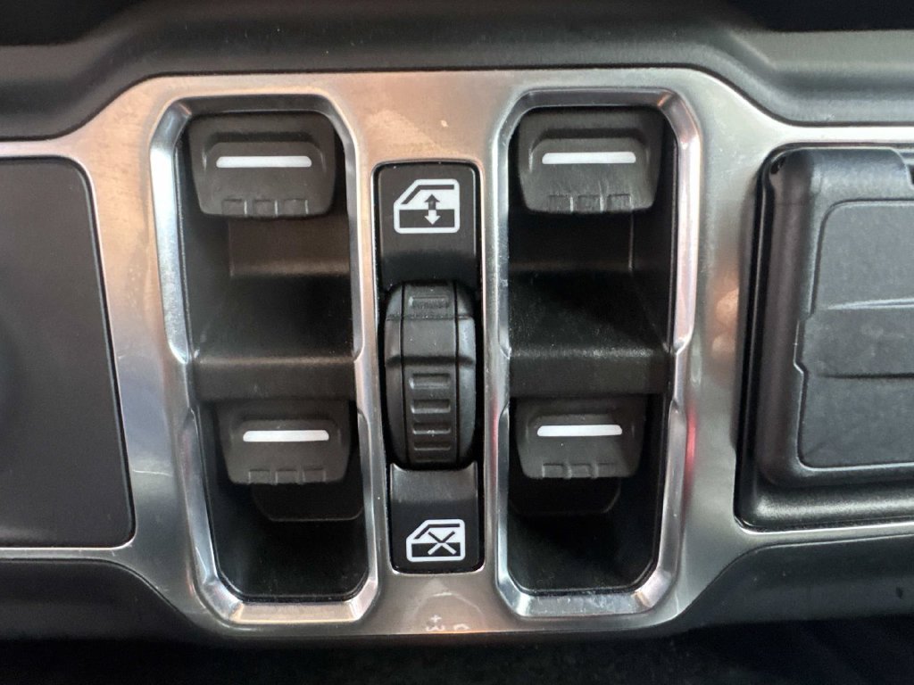 Used 2023 White Jeep Altitude image 49