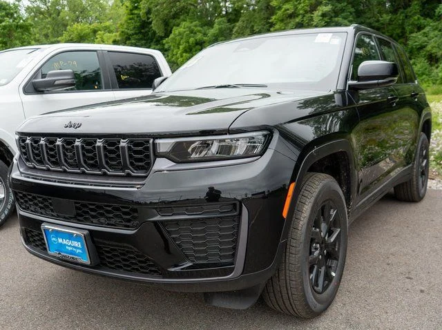 New 2026 Diamond Black Crystal Pearl-Coat Exterior Paint Jeep Altitude image 1