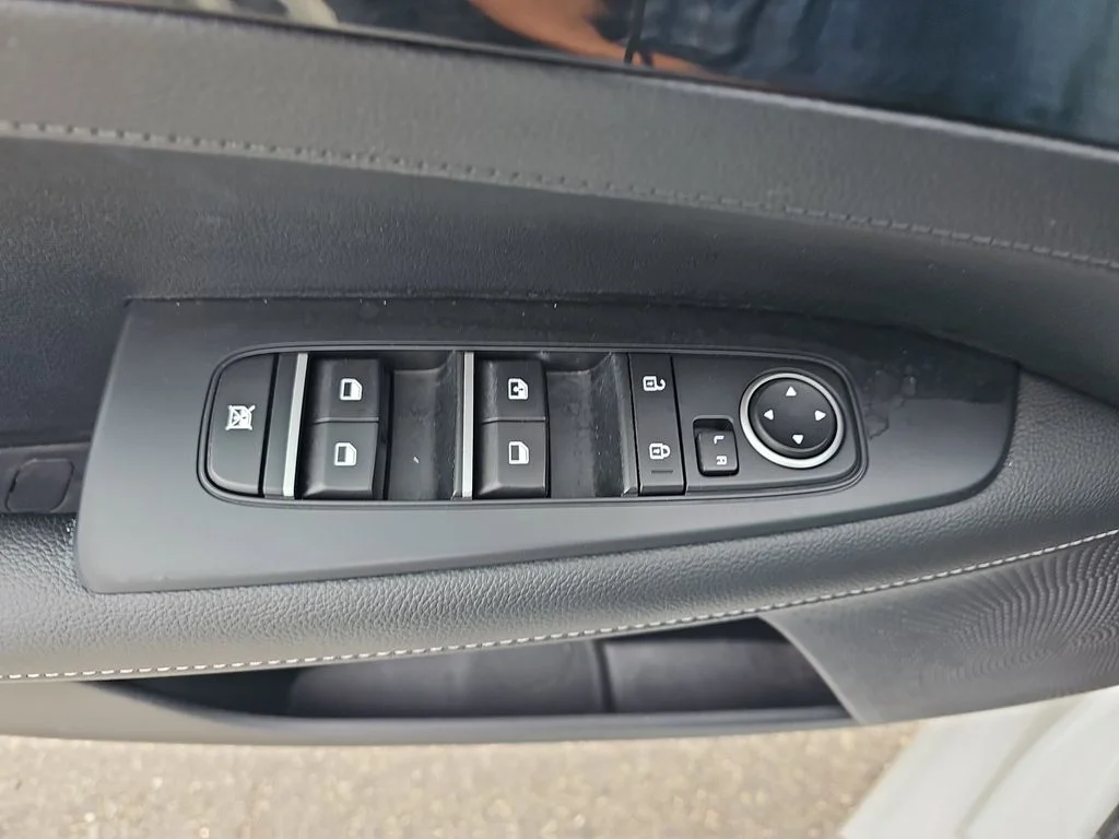Used 2019 White Kia S image 27