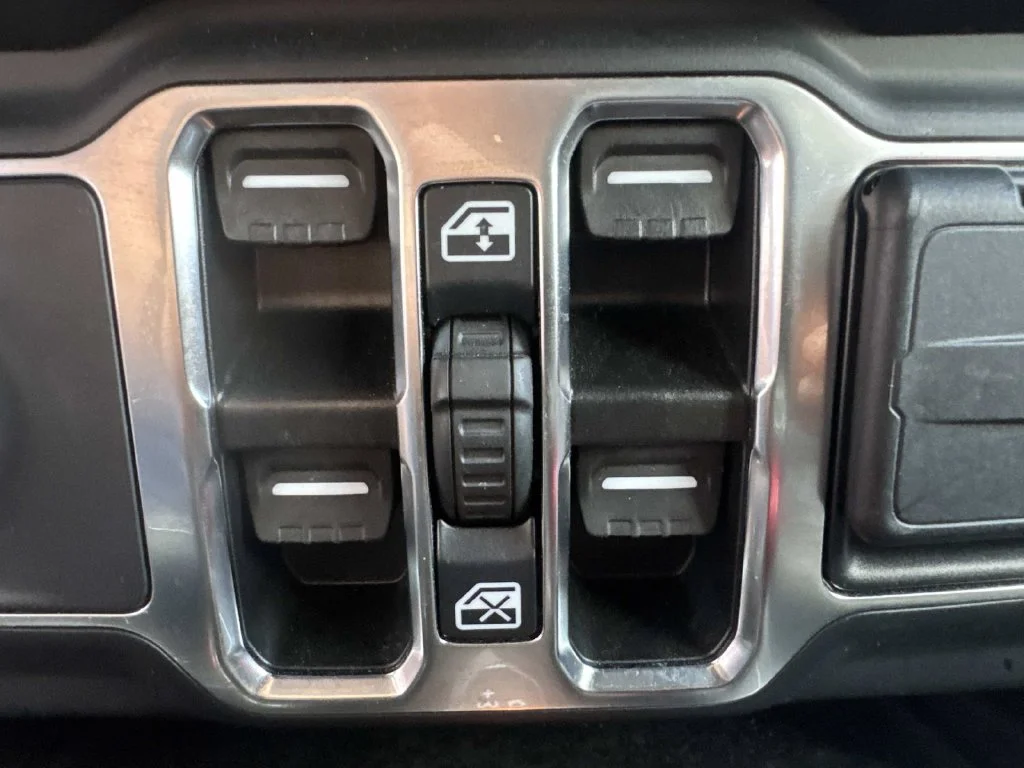 Used 2023 White Jeep Altitude image 49