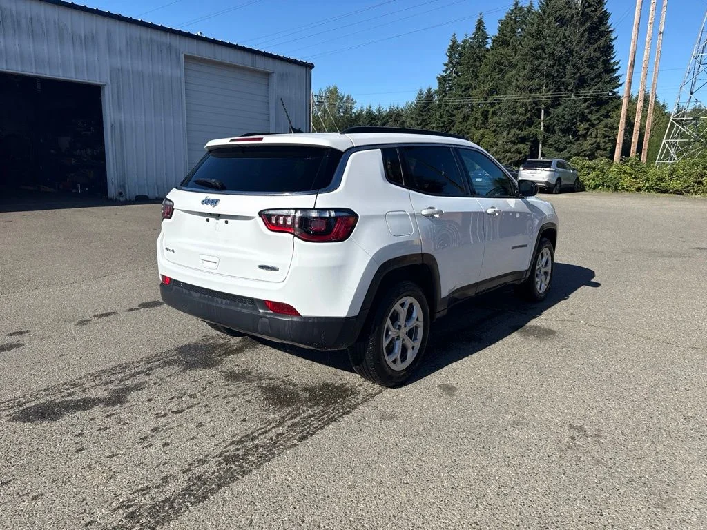 Used 2024 White Jeep Latitude image 6