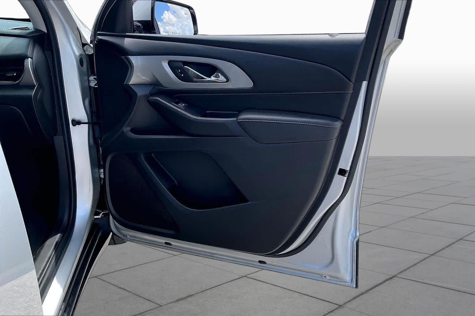 Used 2018 SILVER ICE METALLIC Chevrolet LT Cloth image 18