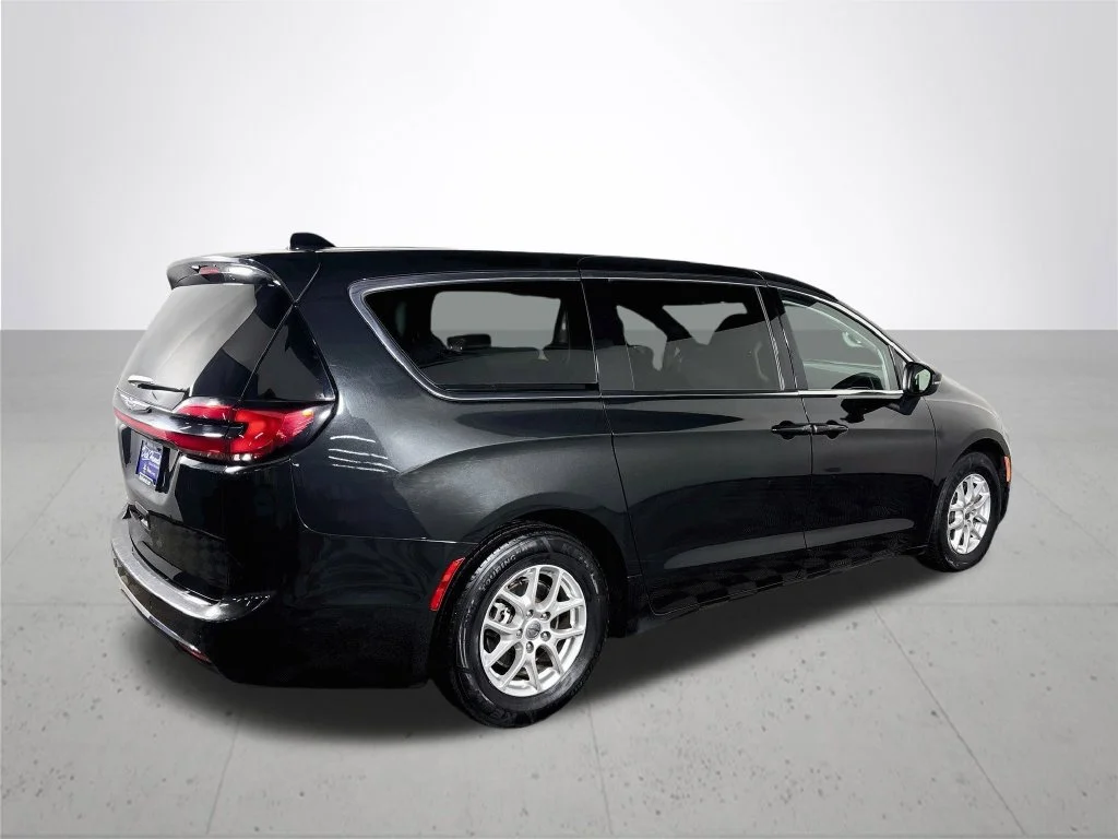 Used 2023 Black Chrysler Touring L image 6