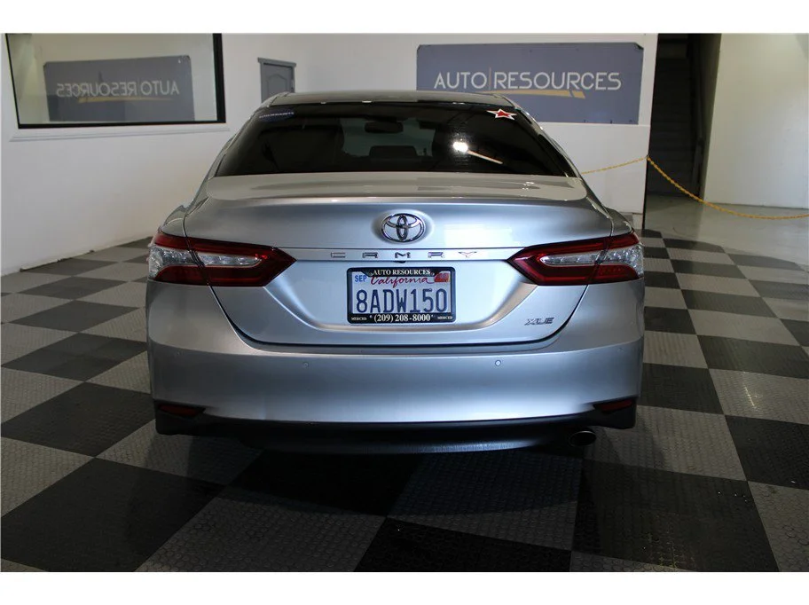 Used 2018 Silver Toyota XLE Sedan 4D image 7