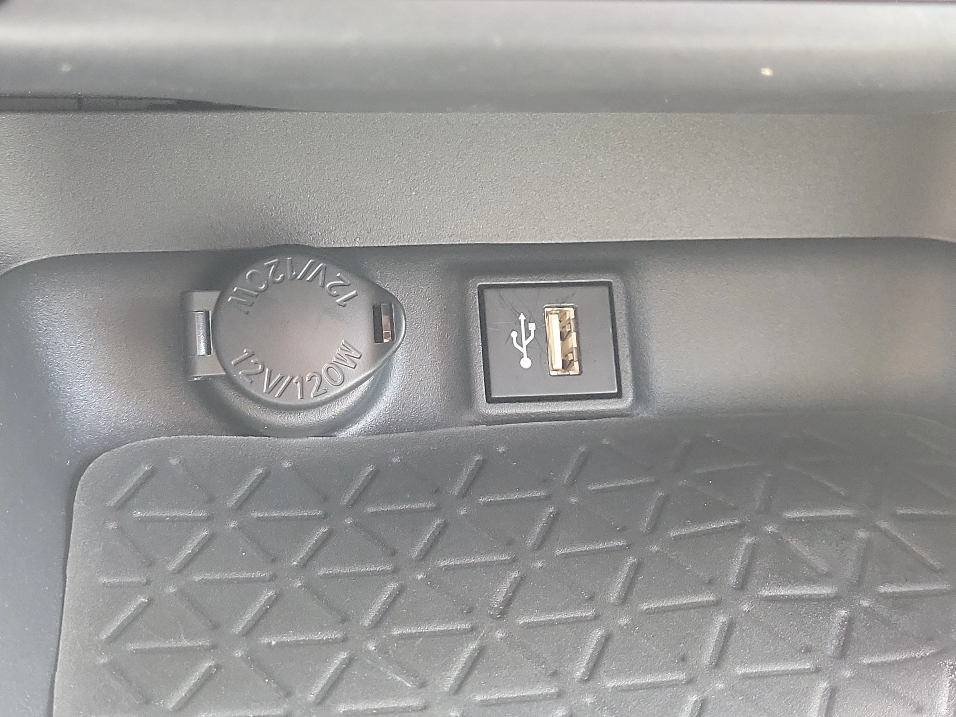 Used 2025 Pearl Toyota XLE Premium image 28