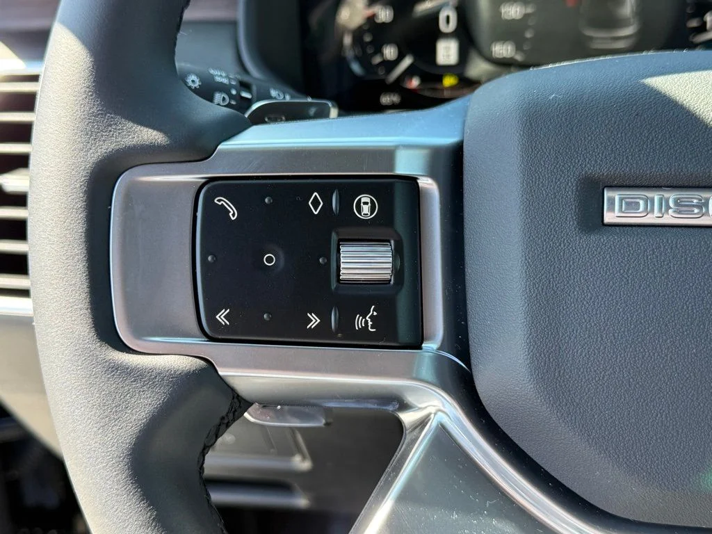 Used 2025 Black Land Rover Dynamic SE image 17
