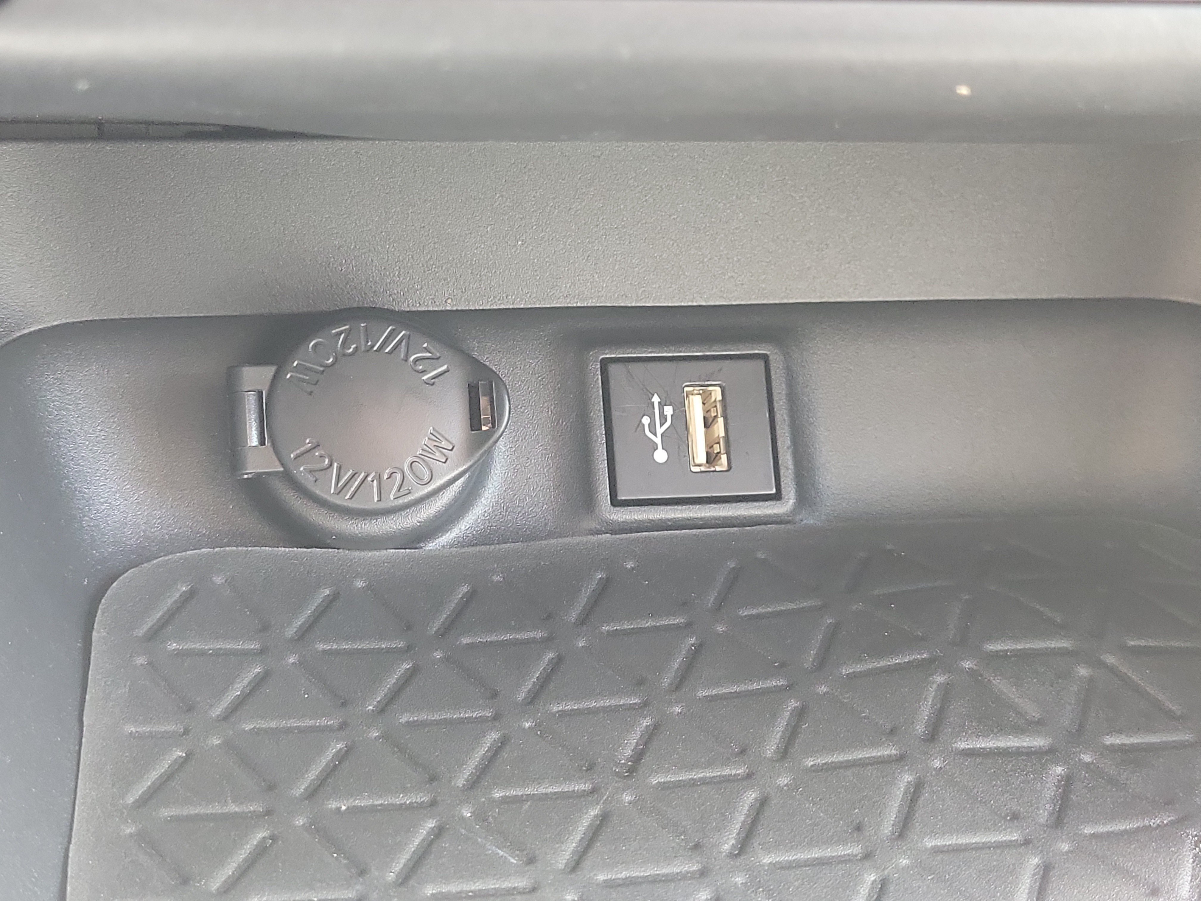Used 2025 Pearl Toyota XLE Premium image 28