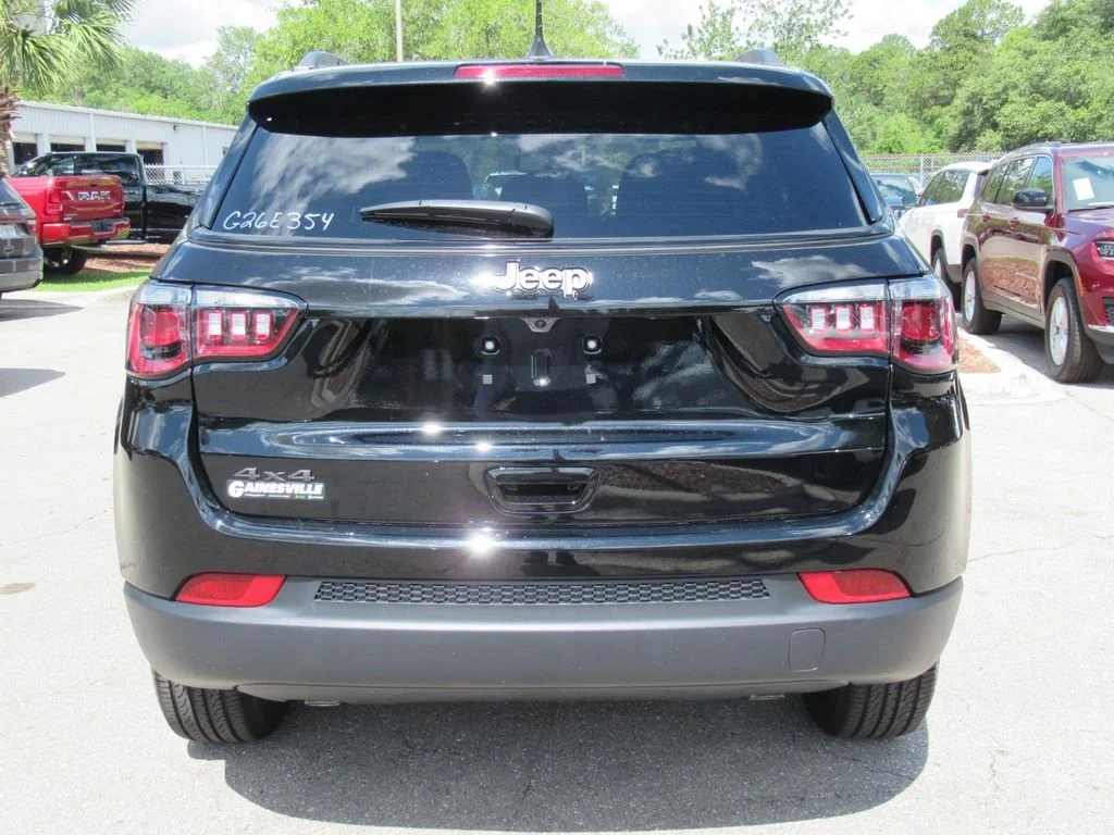 New 2026 Diamond Black Crystal Pearl-Coat Exterior Paint Jeep Latitude Altitude image 6
