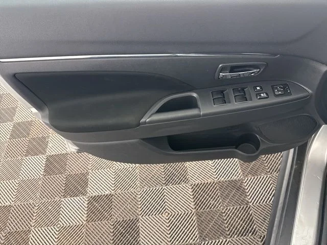 Used 2024 Black Mitsubishi  image 18
