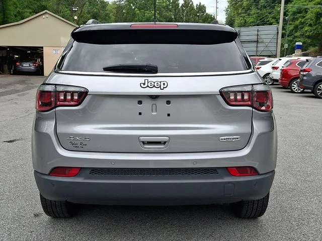 Used 2018 Silver Jeep Latitude image 6