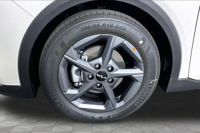New 2026 Snow White Pearl Kia LXS image 12