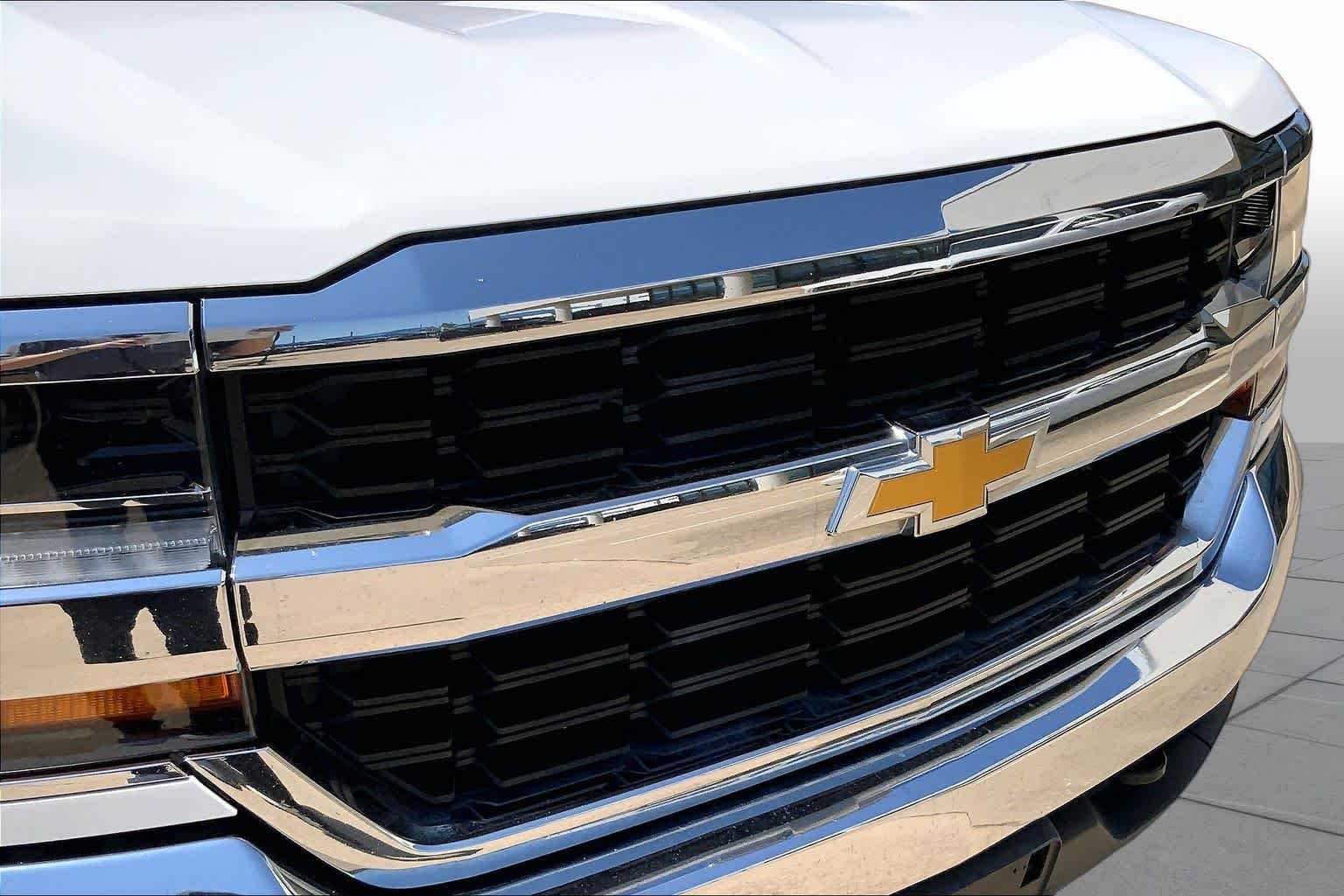 Used 2018 Summit White Chevrolet LT image 30
