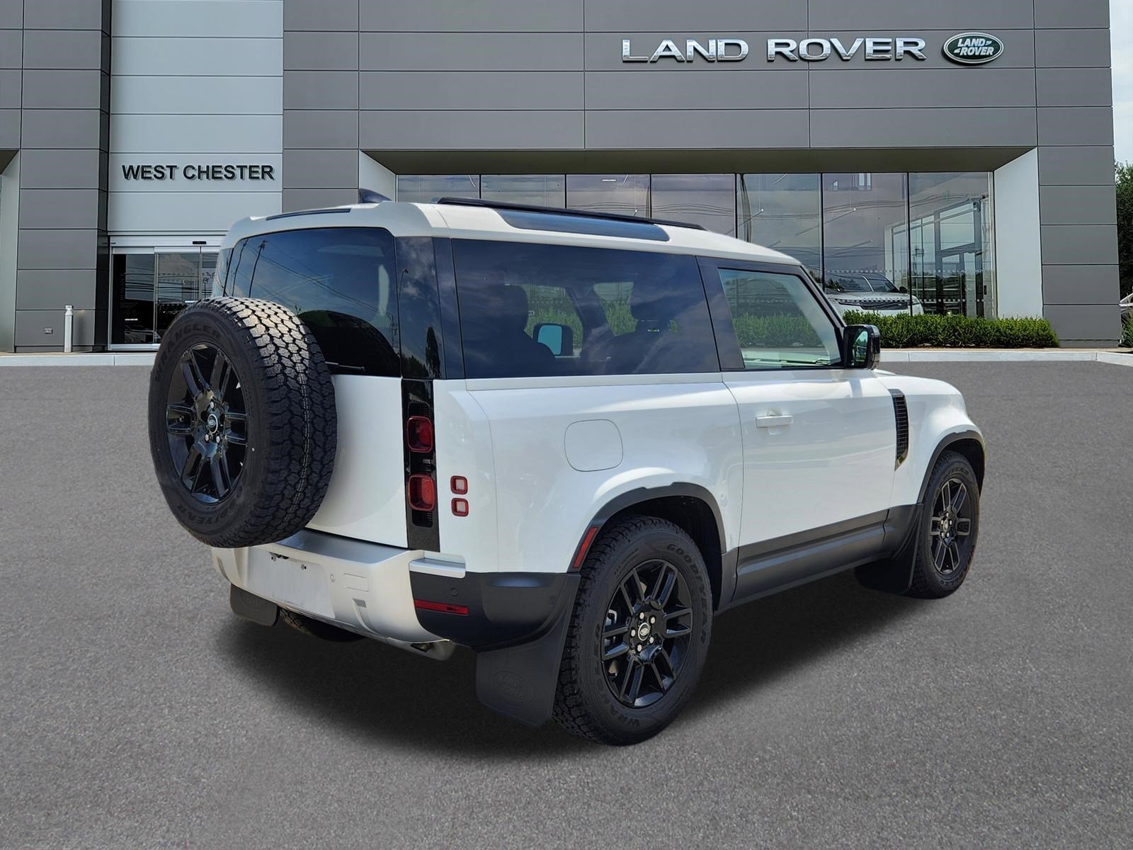 Certified Used 2025 Fuji White Land Rover S image 4