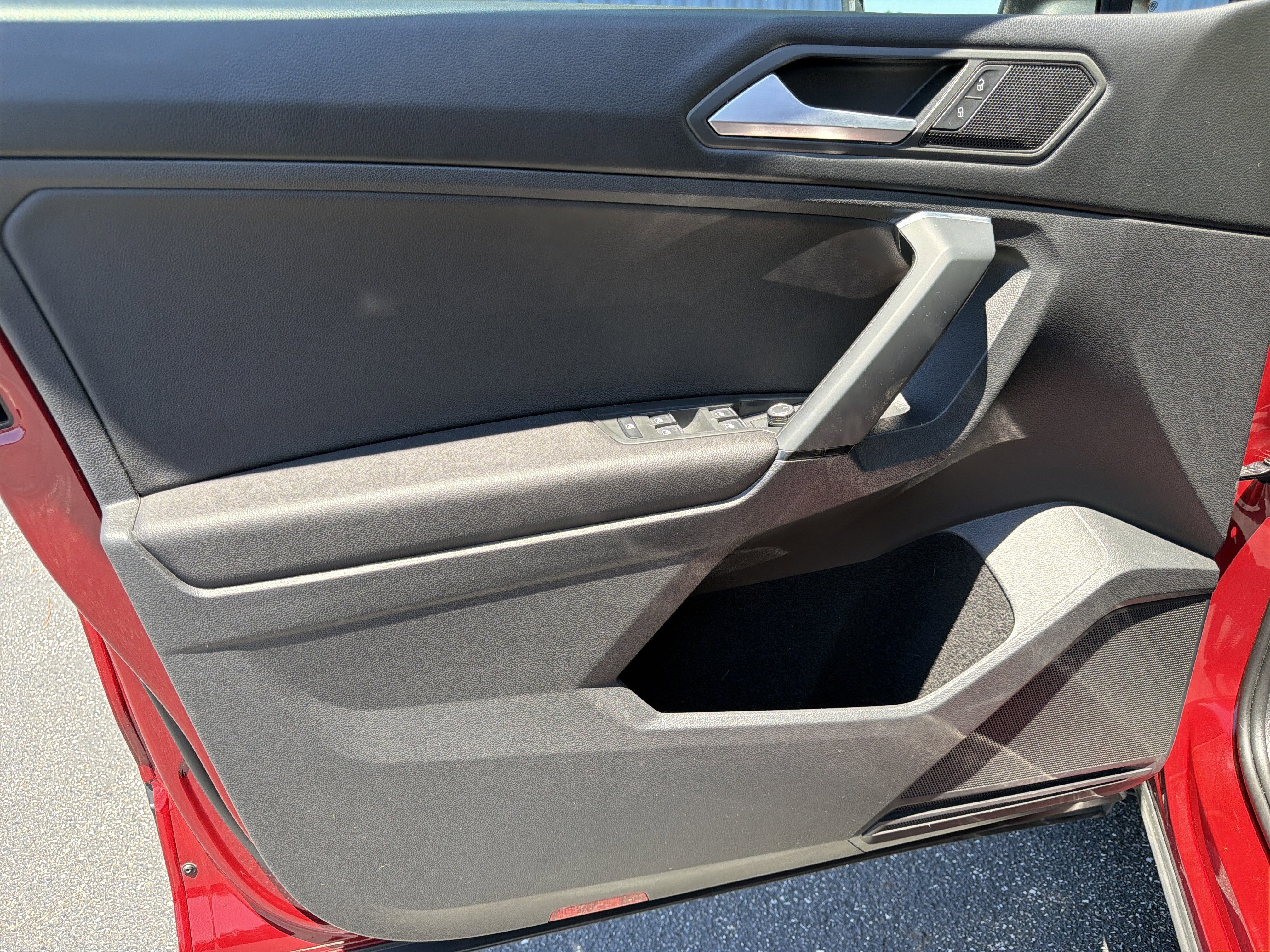 Used 2019  Volkswagen SE image 10