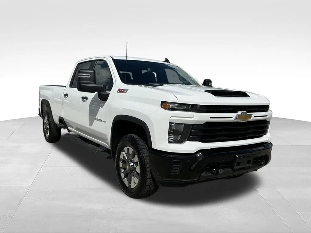 Used 2025 White Chevrolet Custom image 11