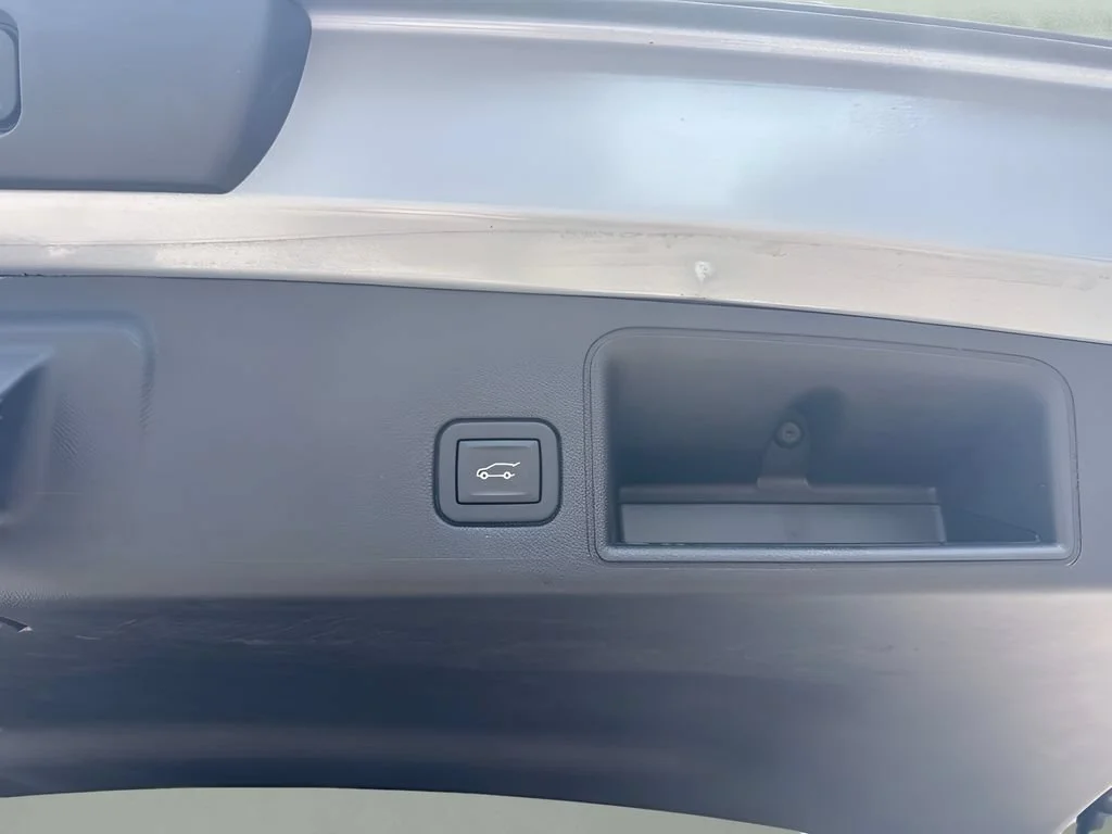 Used 2024 Sterling Metallic GMC SLE image 31