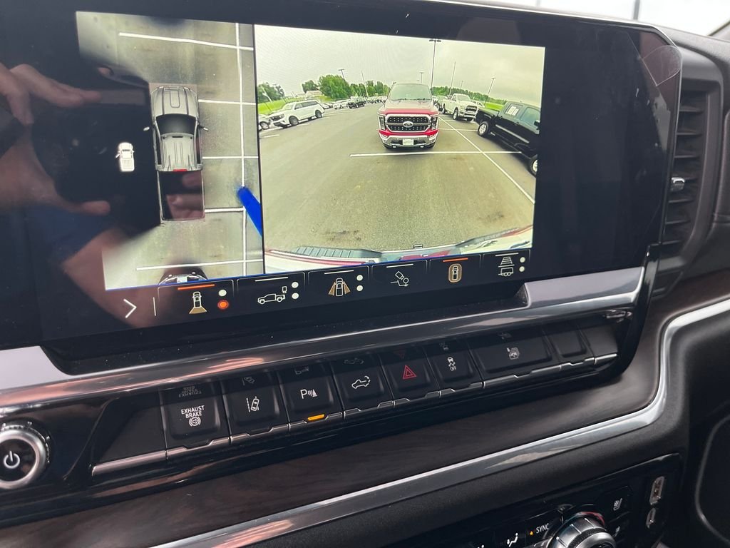 Used 2025 White GMC SLT image 19
