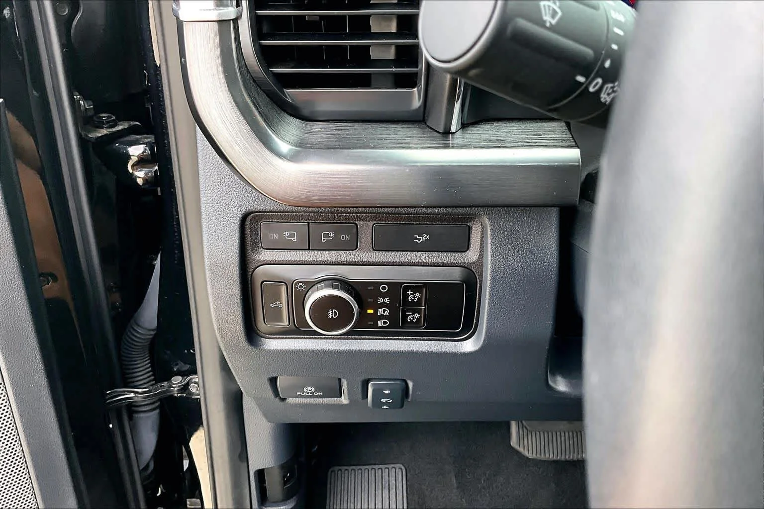 Used 2024 Agate Black Metallic Ford LARIAT image 32