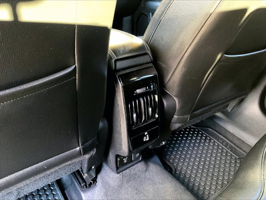 Used 2022 Silver Jeep Latitude image 28