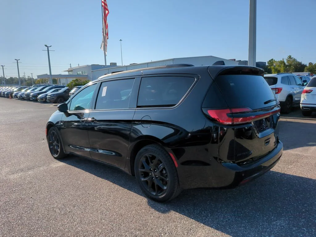 Used 2025 Black Chrysler Limited image 5