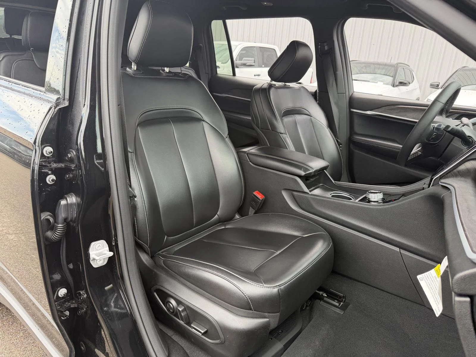 Used 2025 Diamond Black Crystal Pearlcoat Jeep Limited image 22