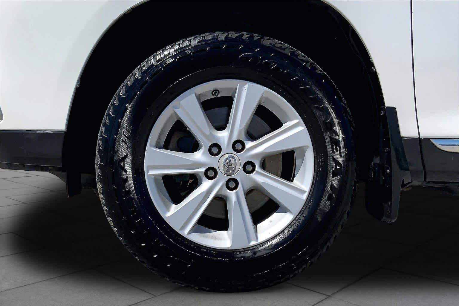 Used 2012 Blizzard Pearl Toyota  image 10